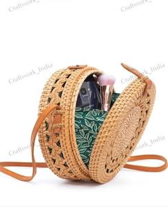 Sac en rotin rond fait main de qualité supérieure, motif tressé, sac Bali, sac fourre-tout élégant pour un usage quotidien, disponible à la vente - Product Image 5