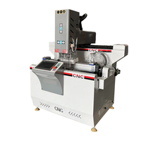 Petite taille 600 850 mm Machine de fraisage et de perçage CNC Routeur automatique avec noyau de planche sportive pour la fabrication de profilés de fenêtres en aluminium