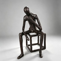Sculpture vintage en fonte de fer, personnage réfléchissant assis en méditation, ornement artisanal pour bureau et bibliothèque