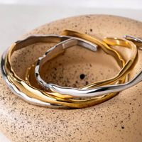 LUCKYJIU Fabricant de bijoux sur mesure en gros, bracelet manchette ondulé en acier inoxydable plaqué or 18 carats, résistant à l'eau et à la ternissure