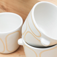 Mug à café en grès personnalisé, peint à la main, motif ondulé, effet moucheté, logo personnalisé, style abstrait rétro, en céramique.
