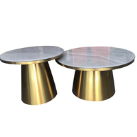 Ensemble de table basse ronde en pierre frittée moderne de luxe avec plateau en marbre et base en or brossé, meubles de salon