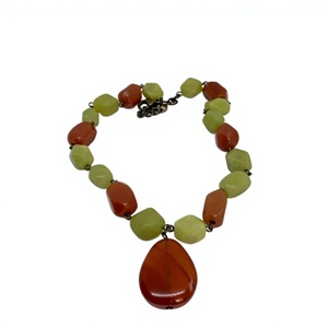 Collier artisanal personnalisé en résine écologique, perles irrégulières multicolores, bijou tendance, accessoire de mode de Noël, artisanat - Product Image 1