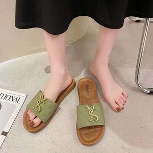 Pantuflas Planas Acolchadas de Lujo Personalizadas para Mujer, con Hebilla Metálica Dorada, Pantuflas de Diseño para Exteriores, Pantuflas de Moda de Alta Gama al por Mayor - Product Image 1