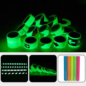 Brilho fotoluminescente verde no filme luminescente adesivo escuro do vinil
