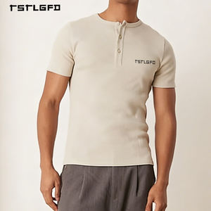 Haut en tricot pour homme de haute qualité, boutonné, en jersey de coton beige, coupe ajustée, manches courtes, essentiel pour la superposition - Product Image 2