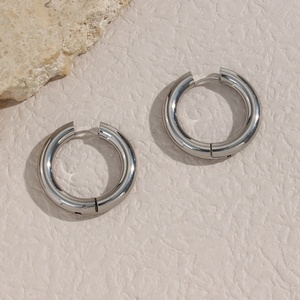 Boucles d'oreilles créoles épaisses en acier inoxydable plaqué or 18 carats, style minimaliste, collection Dreamshow, vente chaude, vente en gros - Product Image 5