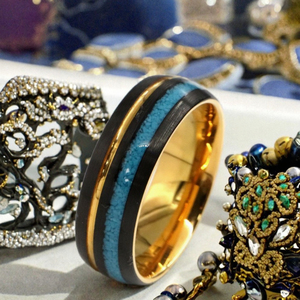 POYA 8mm <span class=keywords><strong>anelli</strong></span> di tungsteno nero spazzolato con intarsio turchese schiacciato interno dorato <span class=keywords><strong>per</strong></span> matrimonio o anniversario di fidanzamento maschile - Product Image 3