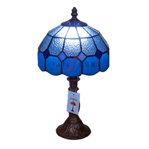 Vendita all'ingrosso e diretta di piccole lampade da tavolo da 8 pollici a buon mercato in stile <span class=keywords><strong>Tiffany</strong></span> con paralumi a mosaico in vetro colorato - Product Image 1
