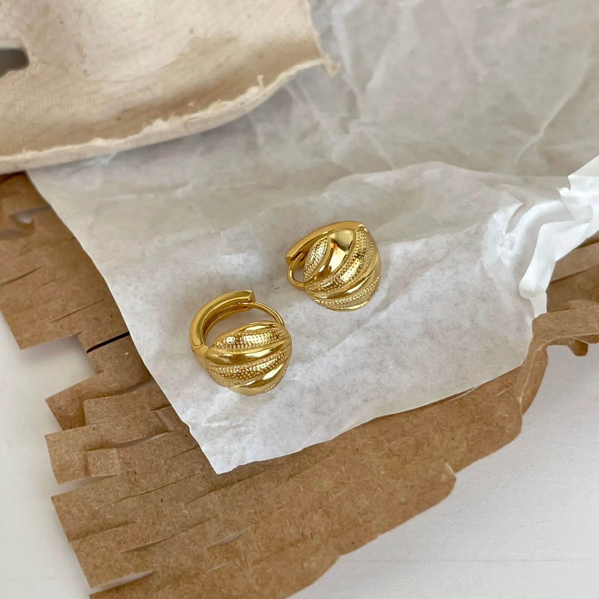 Vintage all'ingrosso fantasia piccolo oro ultimo design argento 925 moda coreana huggies orecchino per le donne orecchini conchiglia