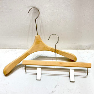 Perchas de madera maciza de haya natural para ropa de mujer, perchas de madera antideslizantes para trajes, venta al por mayor para tiendas de ropa. - Product Image 2