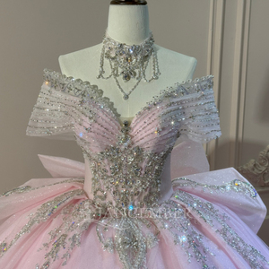Robe de bal de Quinceañera de luxe XS295 rose avec broderie sur les épaules, imprimé, nœud et traîne chapelle, 100 % polyester - Product Image 5