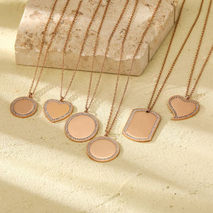 अच्छे गहने गुलाब सोने की pvd प्लेटेड स्टेनलेस स्टील क्रिस्टल पेंडेंट ट्रेंडी जोड़ी नेकलेस महिला पुरुषों के लिए कस्टम उत्कीर्ण नाम - Product Image 1