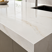 Pierre frittée blanche avec veines dorées 800x2600x9mm pour plan de travail de cuisine, grande dalle murale en porcelaine frittée