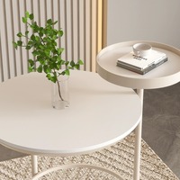 Table d'appoint de canapé moderne et minimaliste à double niveau, pliable et rétractable, style crème, avec base roulante mobile, structure métallique et plateau en quartzite blanc