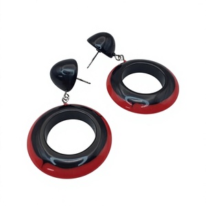 Boucles d'oreilles créoles tendance pour femme en résine rouge et noire, qualité supérieure, ANEES HANDICRAFTS, bijoux géométriques en acrylique pour femme - Product Image 1
