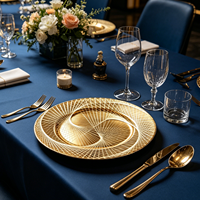 Assiette de présentation moderne dorée robuste à nervures verticales, durable, réutilisable, surface brillante pour banquets et événements à domicile