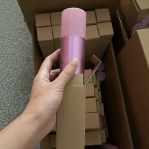 Un spray fixateur de maquillage matifiant longue durée, imperméable et anti-brillance pour tous types de peaux - Product Image 4