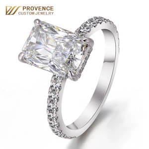 Bague de fiançailles en or 14k ou 18k, sertie d'un grand diamant de laboratoire de 3 carats, taille Radiant, sur mesure et de luxe. - Product Image 1