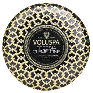 VOLUSPA - Vela Decorativa de 3 Mechas en Lata - Freesia Clementine - Product Image 1