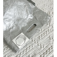 Grands sacs fourre-tout épais imperméables argentés en papier Dupont pour la couture et recyclables avec logo personnalisé