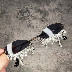 Lunettes de soleil tendance 2025 avec logo personnalisé, monture fine, style punk, diamants, UV400, sans monture, forme larme, strass, pour femmes - Product Image 2