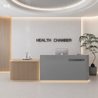 Bureau de réception moderne en forme de L avec LED et finition brillante, design minimaliste à bords incurvés pour salons de beauté, cliniques ou bureaux d'entreprise