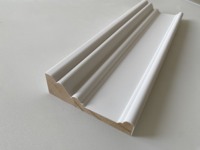 Moulures décoratives blanches apprêtées à joint de doigt pour murs et plinthes, idéales pour les applications hôtelières et hospitalières