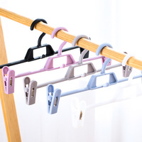Porte-pantalons multifonctionnel et durable à plusieurs niveaux avec pinces en métal et plastique pour le rangement de sous-vêtements, jupes et pantalons