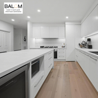 Ensemble d'armoires de cuisine modernes BALOM OEM ODM, blanc, avec îlot cascade, îlot réfrigérateur à vin, éclairage personnalisé, RTA, modulaire