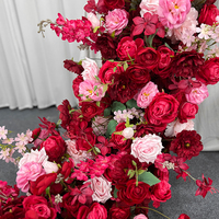 Künstliche rote und rosa Rosen, perfekt für Hochzeits-Hintergrunddekorationen und Tischdekorationen.