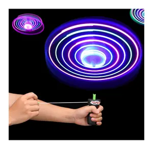 Frisbee de plástico com rotação manual, disco voador de brinquedo LED piscando, brinquedo para atividades ao ar livre, linha de tração iluminada, disco voador