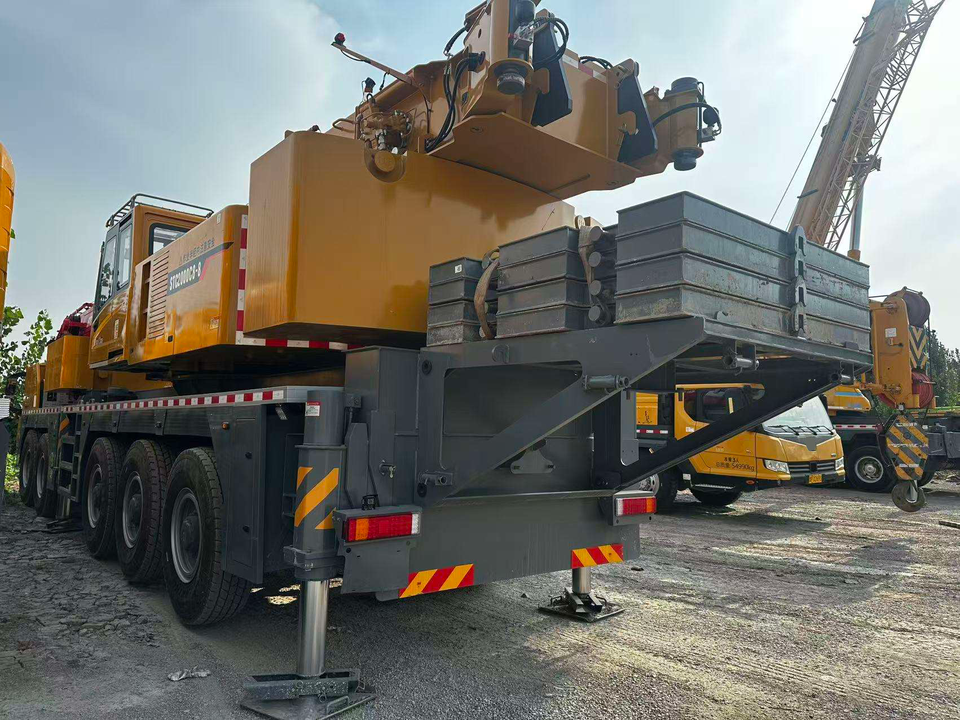 Made in China 200 Ton STC2000C8-8 5880kN.m Powerful Truck Crane for ...