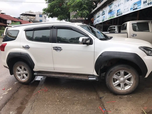 हॉट सेलिंग कस्टम फेंडर फ्लेयर्स प्लास्टिक ब्लैक कलर स्लिम स्टाइल व्हील फेंडर टोयोटा/आईसुजू के लिए फिट - Product Image 3