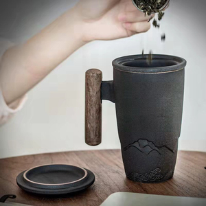 Taza en forma de montaña con mango de madera, taza de té de cerámica de regalo con infusor, color negro - Product Image 3