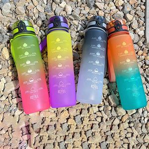 ขวดน้ำพิมพ์ลายตามสั่ง ป้องกันการรั่วซึม ปราศจากสาร BPA ผลิตจากพลาสติก PC ความจุ 1 ลิตร 32 ออนซ์ ขวดน้ำพร้อมหลอดดูดและตัวบอกเวลา - Product Image 2