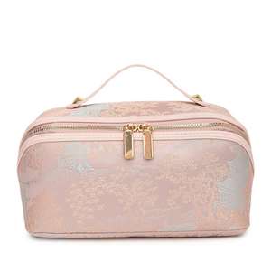 กระเป๋าเครื่องสำอางผ้าไหมปักลายผีเสื้อสไตล์จีน รูปทรงหมอน ดีไซน์หรูหราสำหรับสุภาพสตรี ใช้สำหรับจัดเก็บเครื่องสำอางและอุปกรณ์อาบน้ำสำหรับการเดินทาง - Product Image 1