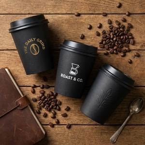 Nous avons des tasses à café noires épaisses disponibles pour la personnalisation. Ces gobelets à café sont en papier avec un couvercle givré. - Product Image 1