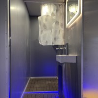 Remorque de douche d'hébergement des travailleurs de luxe en coque FRP avec plusieurs stalles de sol antidérapantes pour les toilettes portables des sites de camping