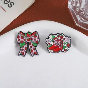 Mignon fraise arc <span class=keywords><strong>chanteur</strong></span> dérivés broche broche musique Album Badge pour les Fans cadeau mode doux émail coulée nouvel an chinois - Product Image 2