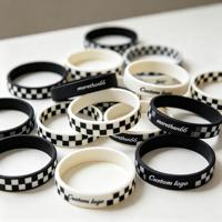 Gelang Silikon Polos dengan Logo Custom Embos, Gelang Karet Elastis Grosir untuk Pesta