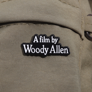 Un <span class=keywords><strong>film</strong></span> de Woody Allen émail broche comédie réalisateur de <span class=keywords><strong>film</strong></span> broche revers insigne sac à dos bijoux cadeau pour les amis - Product Image 3