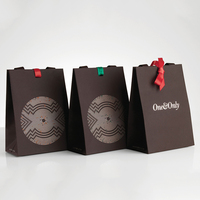 Vêtements de marque avec logo personnalisé vêtements en vente à chaud emballage écologique bon marché en papier sac cadeau pour achats cosmétiques bijoux popularité