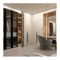Armoire de chambre intégrée haut de gamme avec cadre noir personnalisé, éclairage LED, portes coulissantes et coiffeuse intégrée
