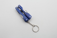 Pince multifonction pliable à poignée bleue avec porte-clés et mini lampe torche pour les réparations quotidiennes en extérieur