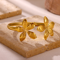 Bracelet jonc ouvert unisexe Z H Fashion Design en acier inoxydable plaqué or 14 carats avec breloque cœur et fleur, style moderne et minimaliste