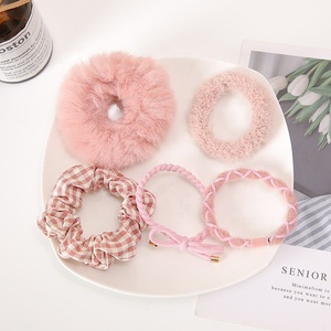 All'ingrosso 5 pezzi regalo per ragazze accessori per capelli per bambini plaid per capelli fascia in gomma pelosa pelosa soffice scrunchie set <span class=keywords><strong>rosa</strong></span> - Product Image 1