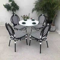 Ensemble de table et de chaises de restaurant moderne pour l'extérieur, avec structure en bois, pour la cour d'une villa et la terrasse d'un café