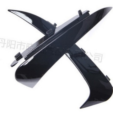 A pair of clip-on glossy black ones (suitable for four-door cars)