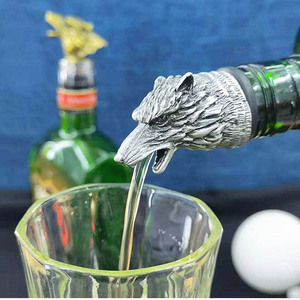 Aérateur à vin tête de loup 2-en-1, décanteur en métal, bouchon supérieur pour boissons, bec verseur pour huile d'olive avec design animal - Product Image 2